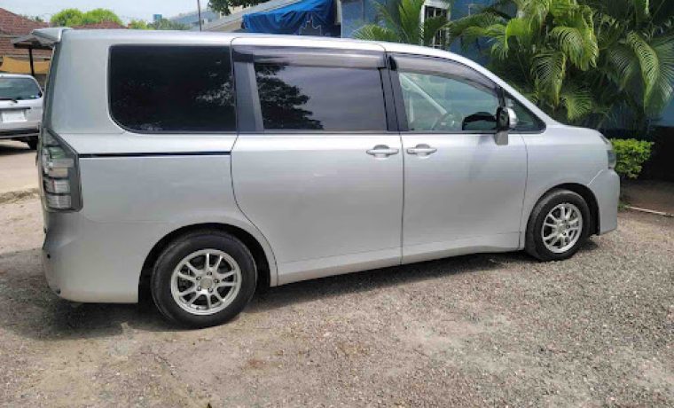 Toyota Voxy (Minivan)
